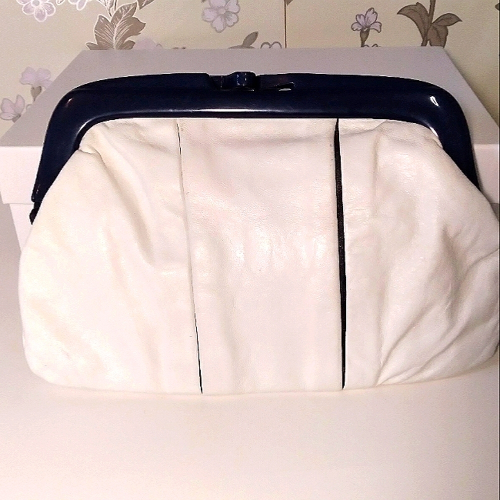 BEAUTIFUL VINTAGE LEATHER CLUTCH.WHITE WITH NAVY BLUE LEATHER. BLUE LUCITE CLOSE